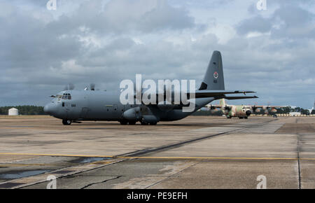 Una forza aerea israeliana C-130 Super Hercules e un C-130 Hercules taxi sulla linea di volo a Gulfport Combat Readiness Training Center, Miss., durante l'esercizio sciopero Meridionale 16, 26 ottobre, 2015. L'esercizio enfatizza la aria-aria, aria-terra e forze per le operazioni speciali opportunità di formazione. (U.S. Air Force photo by Staff Sgt. Kenneth W. Norman/rilasciato) Foto Stock