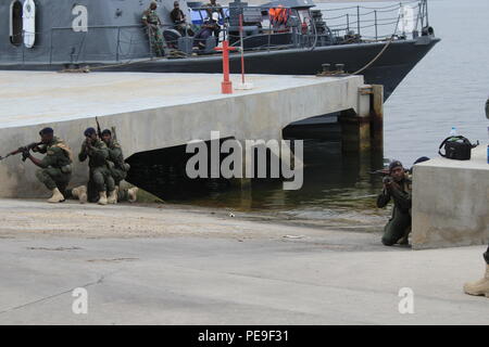 Dell'Angola Operaçües Fuzileiros Especiais Marines preparare per cancellare edifici dopo lo sbarco di una imbarcazione durante la stanza di compensazione di formazione, il 7 ottobre nel porto di Lobito, Angola. Stati Uniti Marines e U.K. Royal Marine Commando addestrati Fuzileiros Operaçües Especiais Marines come parte dell'Africa Partnership stazione che è un U.S Forze Navali Africa iniziativa che mira a migliorare la sicurezza marittima e la capacità di protezione dei partner africani attraverso la collaborazione, la cooperazione regionale attraverso esercizi di impegno che costruire verso auto-sostenuto sicurezza africana del dominio marittimo. La formazione è venuto a Foto Stock