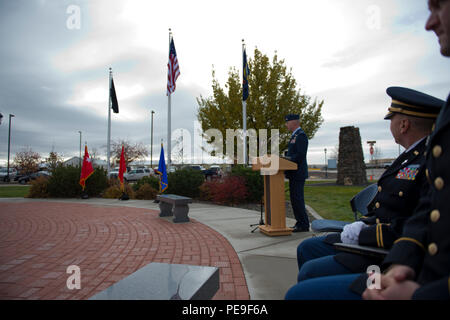 Col. Tim Donnellan, 124Fighter Wing Commander, parla ai partecipanti del Campo Gowen Memorial Park il giorno del ricordo e la Cerimonia nov. 17, 2015 in campo Gowen Boise, Idaho. La cerimonia si terrà annualmente. (U.S. Air National Guard foto di Tech. Sgt. Joshua C. Allmaras/rilasciato) Foto Stock