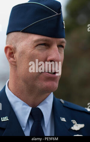 Col. Tim Donnellan, 124Fighter Wing Commander, parla con alcuni della cerimonia i partecipanti dopo il campo Gowen Memorial Park il giorno del ricordo e la Cerimonia nov. 17, 2015 in campo Gowen Boise, Idaho. Donnellan era l'oratore ospite durante la cerimonia. (U.S. Air National Guard foto di Tech. Sgt. Joshua C. Allmaras/rilasciato) Foto Stock