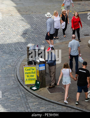 Chester, Regno Unito: 6 agosto, 2018: un predicatore biblica stand sul marciapiede come la gente a piedi passato lui. Foto Stock