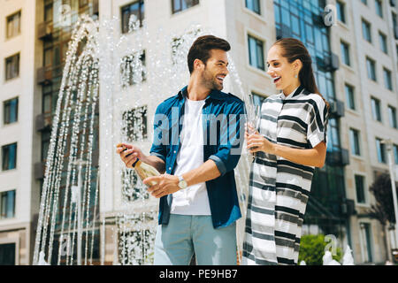 Gioiosa felice coppia avente un grande tempo Foto Stock