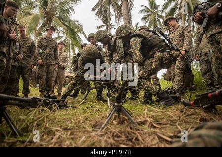 TANDUO BEACH, Malesia (nov. 10, 2015) soldati malese per dimostrare agli Stati Uniti Marines con Kilo Company, Battaglione Team di atterraggio 3° Battaglione, 1° Reggimento Marine, xv Marine Expeditionary Unit, il loro modo di operare la loro mitragliatrice durante Malaysia-United membri Esercizio anfibio 2015. Durante MALUS AMPHEX 15, Marines con il quindicesimo MEU e malese scambiati i soldati di fanteria le funzionalità di armi e tattiche. Lo scopo dell'esercizio è stato quello di rafforzare la cooperazione militare nella pianificazione ed esecuzione di operazioni di anfibio malese tra forze armate e U.S. Marines. Xv MEU è c Foto Stock