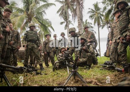 TANDUO BEACH, Malesia (nov. 10, 2015) soldati malese per dimostrare agli Stati Uniti Marines con Kilo Company, Battaglione Team di atterraggio 3° Battaglione, 1° Reggimento Marine, xv Marine Expeditionary Unit, il loro modo di operare la loro mitragliatrice durante Malaysia-United membri Esercizio anfibio 2015. Durante MALUS AMPHEX 15, Marines con il quindicesimo MEU e malese scambiati i soldati di fanteria le funzionalità di armi e tattiche. Lo scopo dell'esercizio è stato quello di rafforzare la cooperazione militare nella pianificazione ed esecuzione di operazioni di anfibio malese tra forze armate e U.S. Marines. Xv MEU è c Foto Stock