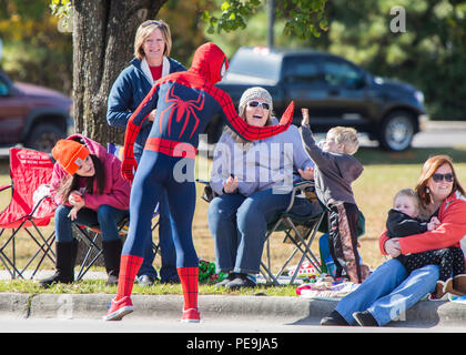 Un interprete vestito da Spider-Man ha dato un cinque a un bambino durante la 60a annuale Jacksonville-Onslow Christmas Holiday Parade a Jacksonville, Carolina del Nord, 21 novembre 2015. La sfilata comprendeva oltre 200 carri galleggianti, leader dei Marine degli Stati Uniti, organizzazioni locali, bande marcianti e mecenati della comunità lungo il percorso dal Coastal Carolina Community College al Brynn Marr Shopping Center, con mostre interattive, intrattenimento e festeggiamenti natalizi. Foto Stock