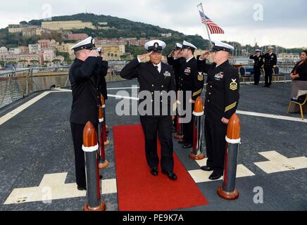 151120-N-VY489-039 gaeta, Italia (nov. 20, 2015) Capo della nave Maximo Veteran Caimares-Vega, viene inviato a terra per l'ultima volta da capo Sottufficiali dall'U.S. 6 comando della flotta e la nave di controllo USS Mount Whitney (LCC 20). Caimares-Vega servito per 24 anni. Il Monte Whitney, distribuito a Gaeta, Italia, opera con un combinato di equipaggio di marinai e militari di comando Sealift servizio civile naviganti. (U.S. Foto di Marina di Massa lo specialista di comunicazione 1a classe Mike Wright/ rilasciato) Foto Stock