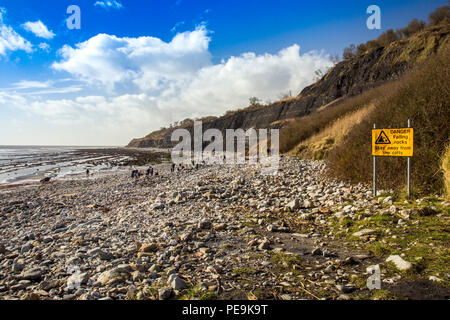 Segnale di avvertimento sulle scogliere instabile sull'approccio di Monmouth Beach e il Undercliff a Lyme Regis su Jurassic Coast, Dorset, England, Regno Unito Foto Stock