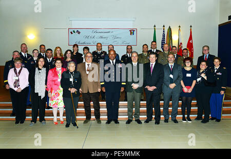 Il Mag. Gen. Darryl A. Williams, U.S. Army Africa comandante generale, l'on. Achille Variati, Sindaco di Vicenza, nazione ospitante dignitari, italiano e i soldati USA posano per una foto di gruppo in struttura polifunzionale durante il pranzo del Ringraziamento celebrazione alla Caserma del Din a Vicenza, Italia nov. 24, 2015. (U.S. Esercito foto di Visual Information Specialist Paolo Bovo/rilasciato) Foto Stock