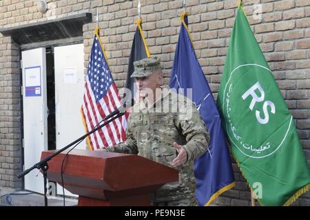 Il Mag. Gen. Gordon "saltare" Davis, commander, combinati per la sicurezza nella fase di transizione, Command-Afghanistan parla per la dedicazione del Sgt. Il Mag. Wardell B. Turner Dining Facility a sostegno deciso la sede centrale, Kabul, Afghanistan. Turner è stato ucciso in una improvvisata dispositivo esplosivo attacco nov. 24, 2014. Il 21-anno U.S. Il Veterano dell'esercito aveva volontariamente per distribuire in Afghanistan al fine di treno, consigliare e assistere la nazionale afghana delle forze di difesa e di sicurezza. Come i senior leader arruolato, egli ha anche servito come un consulente per il comandante. (Militari USA foto di Bill Hancock/rilasciato) Foto Stock