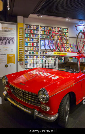 Flandria team auto in Centrum Ronde van Vlaanderen / Tour delle Fiandre Center, il museo dedicato alle Fiandre ciclo su strada racing di Oudenaarde, Belgio Foto Stock