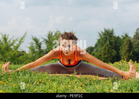 Dark-donna dai capelli chiudendo gli occhi mentre la cattura del momento di libertà Foto Stock