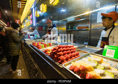 Persone a Wangfujing Snack Street a Pechino Foto Stock