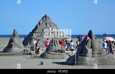 KAOHSIUNG, Taiwan -- Luglio 29, 2018: i visitatori potranno gustarsi le sculture di sabbia a 2018 Chijin isola di sabbia nera Festival. Foto Stock