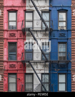 Fire sfugge di un edificio colorato nella città di New York Foto Stock
