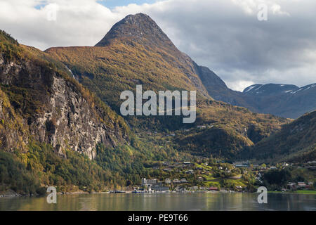 Villaggio di Geiranger visto da una crociera sul Geirangerfjord, More og Romsdal, Norvegia. Foto Stock