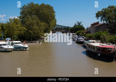 Vista del Canal du Midi in un affascinante villaggio di Homps in una giornata di sole. Foto Stock