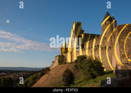 Vista del lato occidentale della città medievale di Carcassonne con nessun popolo. Foto Stock