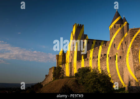 Vista del lato occidentale della città medievale di Carcassonne con nessun popolo. Foto Stock