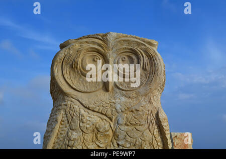 Di Aya Napa, Cipro - 22 maggio 2015. La scultura in pietra di un gufo in un international sculpture park in Ayia Napa, Cipro. Foto Stock