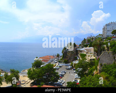 Vista della città vecchia di Turco di Antalya, sul mare e sui monti Taurus dal ponte di osservazione. Foto Stock