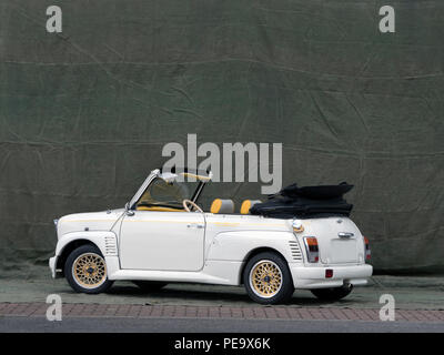 2000 Rover Mini Cabrio giapponese con un corpo kit di styling. Foto Stock