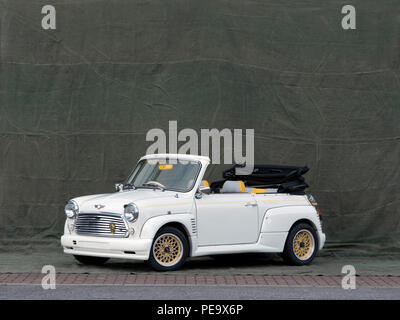 2000 Rover Mini Cabrio giapponese con un corpo kit di styling. Foto Stock