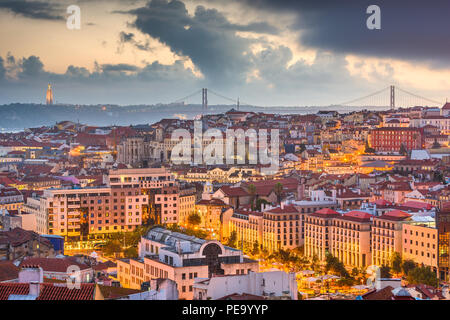 Lisbona, Portogallo skyline della città oltre il quartiere di Baixa al crepuscolo. Foto Stock