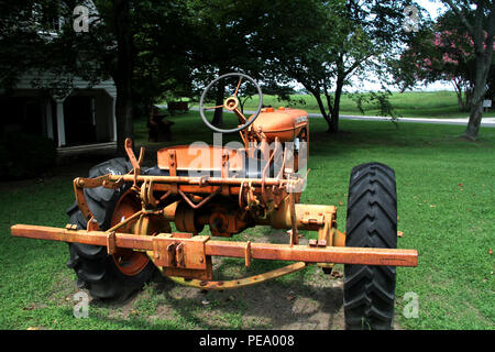 Trattori esposti presso il museo agricolo e forestale della piantagione Chippokes, VA, USA Foto Stock