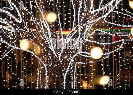 Incandescente figura a colori delle luci, decorazione di festa della città di notte per il Natale. Foto Stock