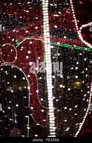 Incandescente figura a colori delle luci, decorazione di festa della città di notte per il Natale. Foto Stock