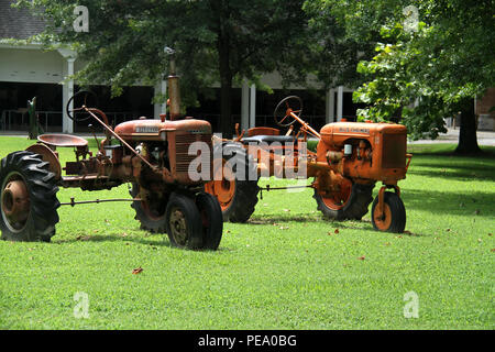 Trattori esposti presso il museo agricolo e forestale della piantagione Chippokes, VA, USA Foto Stock