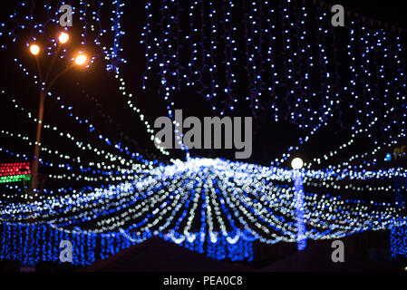 Incandescente figura a colori delle luci, decorazione di festa della città di notte per il Natale. Foto Stock