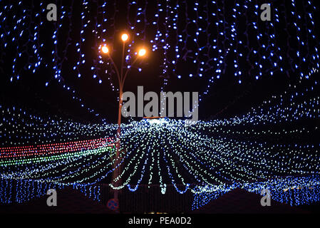 Incandescente figura a colori delle luci, decorazione di festa della città di notte per il Natale. Foto Stock