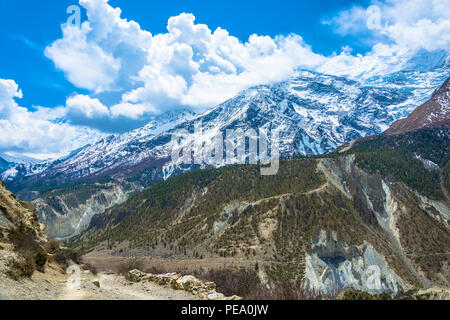 Belle cime innevate e le nuvole in Himalaya, Nepal. Foto Stock