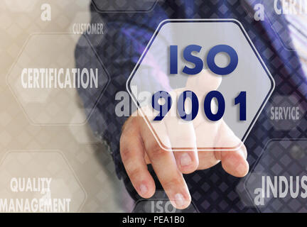 L imprenditore sceglie ISO 9001, preme un pulsante sul touch screen Foto Stock