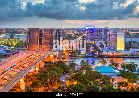 Fort Lauderdale, Florida, Stati Uniti d'America skyline ponte levatoio al crepuscolo. Foto Stock