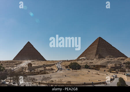 Piramidi e Sfinge sull'Altopiano di Giza, Cairo, Egitto. Foto Stock