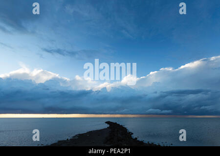 Basse nubi al tramonto da Hampton Pier, Herne Bay, Kent, Regno Unito si affaccia l'estuario del Tamigi e di Kentish Flats wind farm. Foto Stock