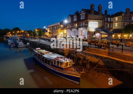 River Stour a Dusk, Sandwich, Kent - barche, riflessioni ed edifici storici Foto Stock