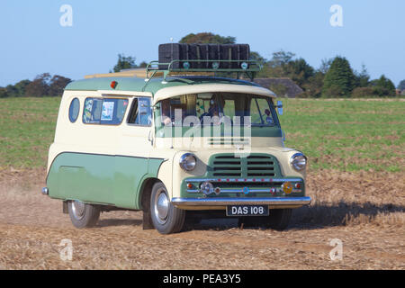 Bedford Dormobile Motorhome arrivando a Classic Car Show & Match di aratura in Ainderby, North Yorkshire Foto Stock