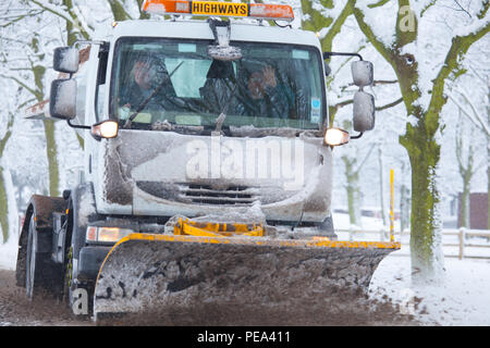 Un aratro di neve sulla strada intorno a Leeds Foto Stock