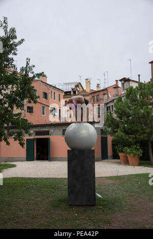 La sopravvivenza di Serena e di una iper-realistico scultura di Carole Feuerman un esposto alla Biennale di Venezia aria aperta Mostra di Venezia, 2017 Foto Stock