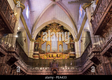 Badajoz, Spagna - Agosto 13th, 2018: Cattedrale Metropolitana di San Giovanni Battista di Badajoz indoor. Organo a canne Foto Stock