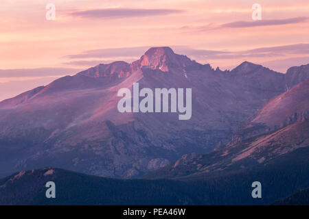 Bagliore di mattina sulla sommità del picco anela situato lungo Trail Ridge Road nel Parco Nazionale delle Montagne Rocciose Foto Stock