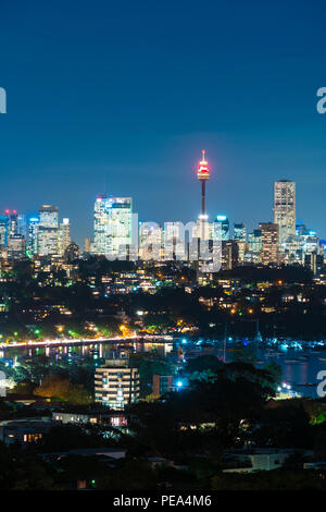 La Torre di Sydney e lo skyline di notte Foto Stock