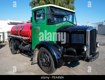 Un classico Dennis autocisterna di carburante Goodwood REGNO UNITO Foto Stock