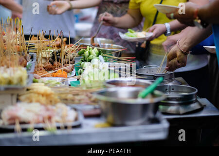 Tradizionale lok-lok street food dall Asia Foto Stock