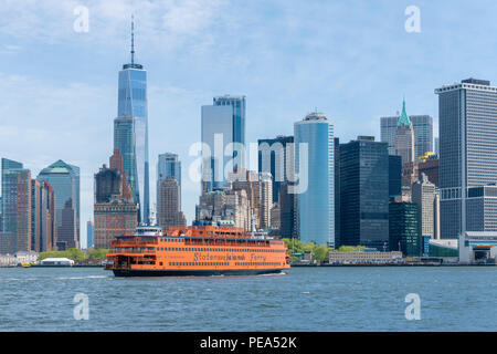 La Staten Island Ferry vela verso la parte inferiore di Manhattan a New York City Foto Stock