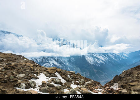 Bellissimo paesaggio di montagna con montagne innevate e le nuvole in Himalaya, Nepal. Foto Stock