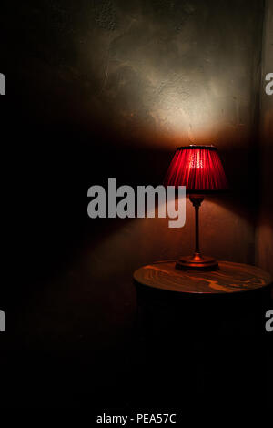 Una classica lampada a forma di fiore e una sveglia su un comodino in legno  Foto stock - Alamy